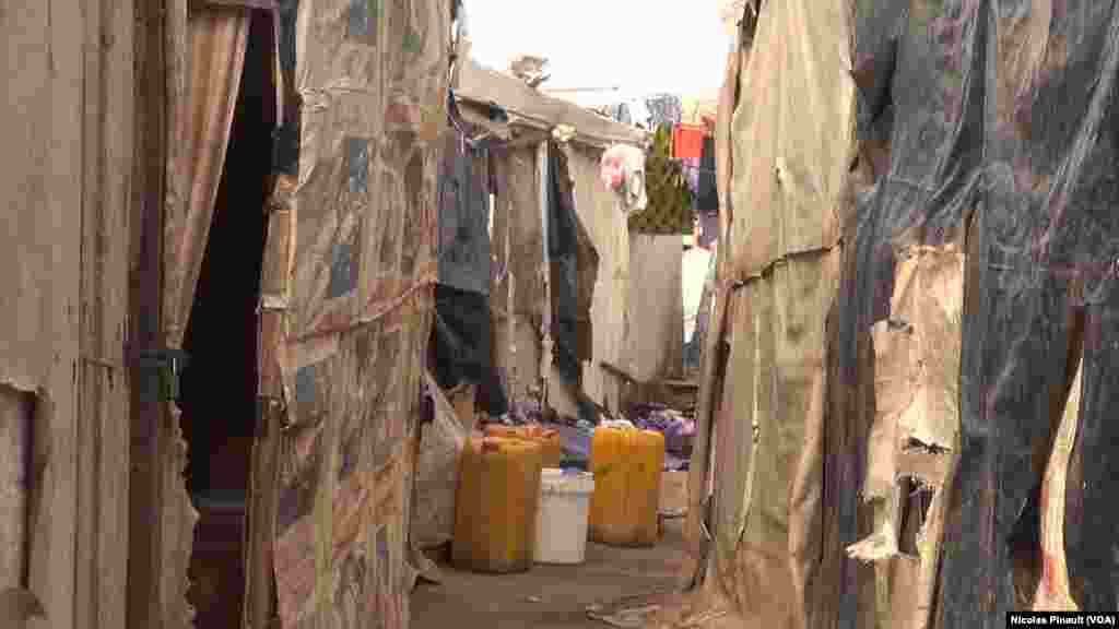 Des tentes du camp de déplacés de New Kuchogoro, le 7 mars 2016 à Abuja. (VOA/Nicolas Pinault)