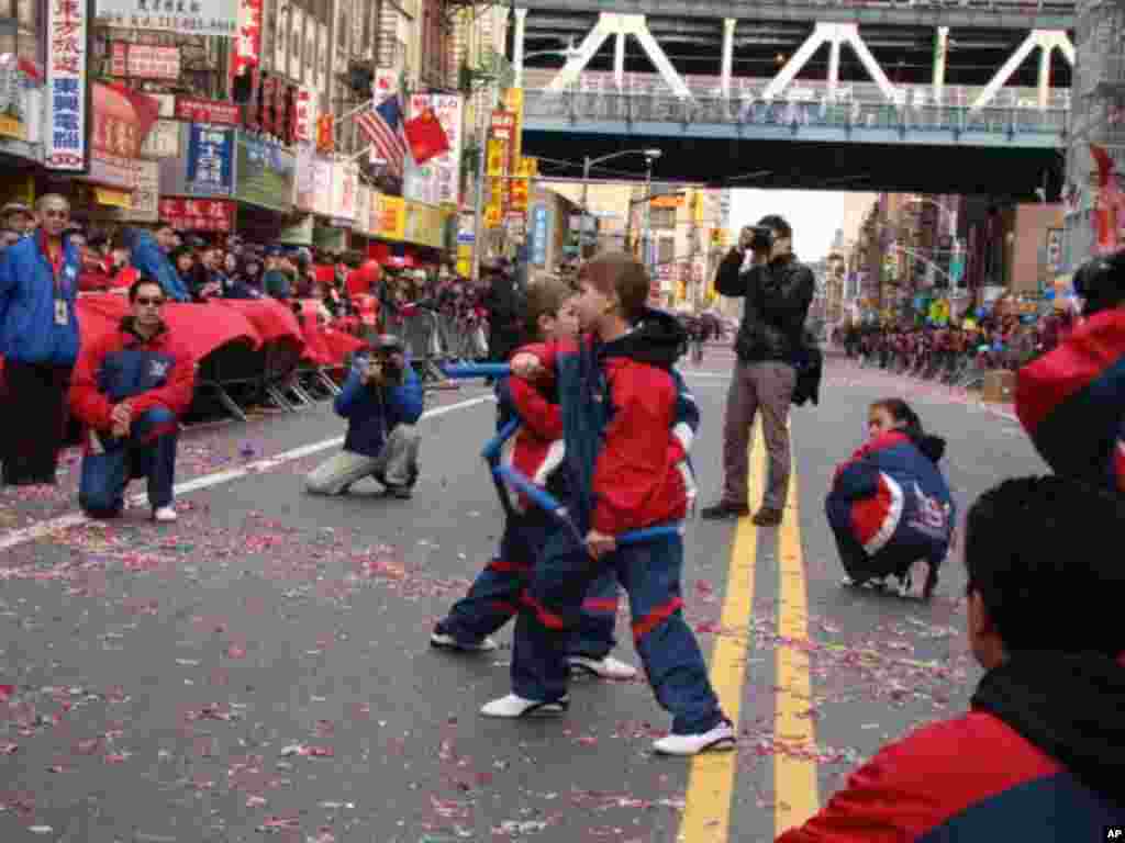 美國小孩表演李小龍的雙節棍