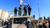 Un grupo de seguidores de la milicia chií en Irak echaron abajo una puerta de entrada de la embajada en Bagdad y entraron por la fuerza, el 31 de diciembre de 2019 (Foto: Reuters/Thaier al-Sudani)