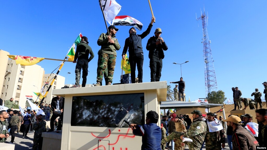Un grupo de seguidores de la milicia chií en Irak echaron abajo una puerta de entrada de la embajada en Bagdad y entraron por la fuerza, el 31 de diciembre de 2019 (Foto: Reuters/Thaier al-Sudani)