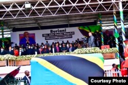 Gari Maalumu la Jeshi la Wananchi wa Tanzania JWTZ likiwa limebeba Jeneza lenye Mwili wa Aliyekuwa Rais wa Jamhuri ya Muungano wa Tanzania katika Awamu ya tano Hayati Dkt. John Pombe Magufuli wakati likiwasili katika uwanja wa Jamhuri mkoani Dodoma kwa aj