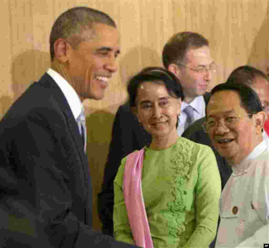 Kiopngozi wa upinza ni wa Myanmar Aung San Suu Kyi (katikati) atizama wakati Rais Barack Obama akiwaamkia wajumbe kufuatia mkutano katika kituo cha masuala ya Bunge mjini Naypyitaw, Myanmar, Nov. 13, 2014.