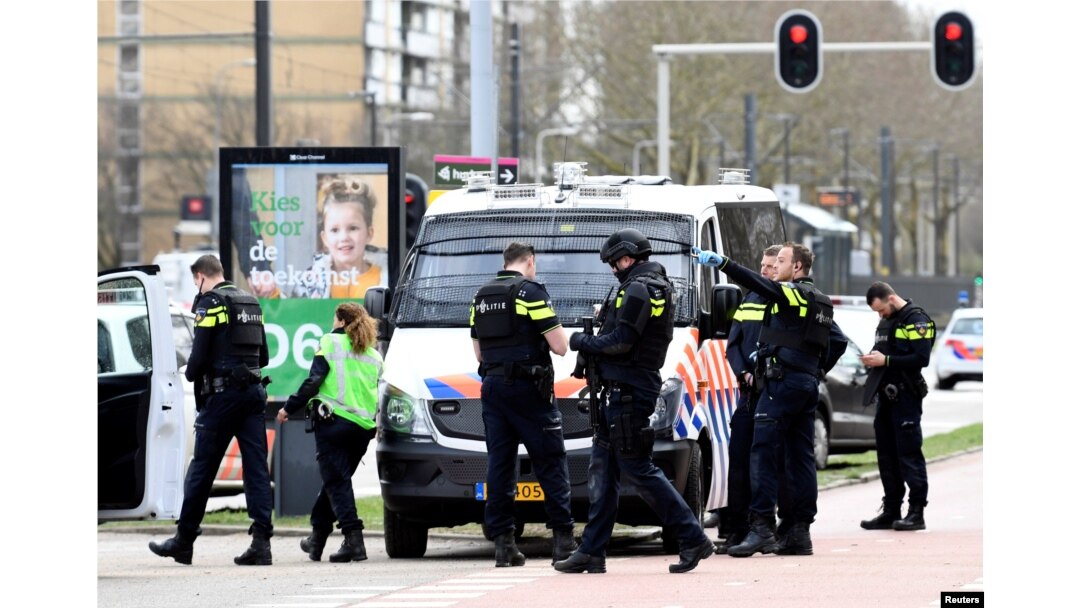 La policía, incluyendo agentes fuertemente armados, tomó la zona tras el tiroteo registrado el lunes 18 de marzo de 2019 en un tranvía en una concurrida intersección en Utrecht, Holanda..