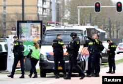 La policía, incluyendo agentes fuertemente armados, tomó la zona tras el tiroteo registrado el lunes 18 de marzo de 2019 en un tranvía en una concurrida intersección en Utrecht, Holanda..