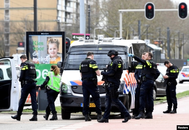 La policía, incluyendo agentes fuertemente armados, tomó la zona tras el tiroteo registrado el lunes 18 de marzo de 2019 en un tranvía en una concurrida intersección en Utrecht, Holanda..