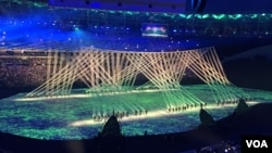 Một màn trình diễn ánh sáng kết hợp cùng với các vũ công trong lễ khai mạc Olympic Rio 2016, ngày 5 tháng 8 năm 2016, Rio De Janeiro, Braxin. 