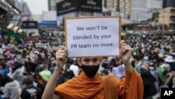 ေအာင္တိုဘာလ ၁၈ ရက္ေန႔တုန္းက ဦးပဇင္း တဦးကို ဆႏၵျပပြဲအတြင္း ေတြ႔ရစဥ္ (AP/ gemuni Amarasinghe)