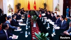 General view of the meeting between Chinese State Councilor Yang Jiechi (5th L) and Vietnamese Foreign Minister Pham Binh Minh (5th R) at the Government's Guesthouse, in Hanoi, June 18, 2014.