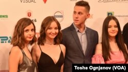 Дел од екипата на „Сестри“