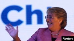 Kandida a la prezidans Michelle Bachelet ap salye patizan l yo aprè rezilta yo montre li devan nan eleksyon an (Santiago, 17 novanm 2013).