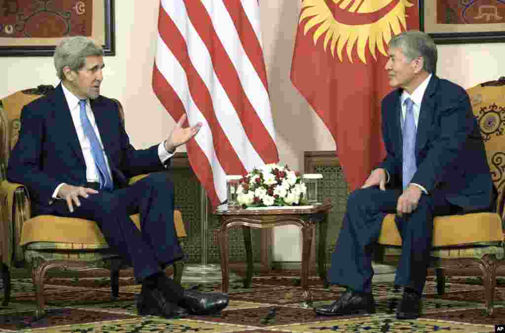 AQSh Davlat kotibi Jon Kerri Qirg&#39;iziston rahbari Almazbek Atambayev bilan, Bishkek, 31-oktabr, 2015