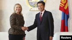 Xillari Klinton Mo'g'uliston Bosh vaziri Suxbaatar Batbold, Ulan-Bator, 9-iyul, 2012 yil.