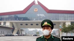 Một lính biên phòng đeo khẩu trang tại cửa khẩu Hữu Nghị giáp biên giới Trung Quốc ở tỉnh Lạng Sơn hôm 20/2/2020. Bộ Công Thương đề xuất mở lại tất cả các cửa khẩu với Trung Quốc ở Lạng Sơn giữa lúc dịch Covid-19 tiếp tục lây lan.