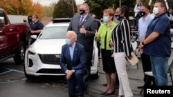 Joe Biden, calon presiden dari Partai Demokrat, berfoto bersama dengan para pendukungnya saat kampanye di Toledo, Ohio, Senin, 12 Oktober 2020.