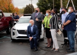 Joe Biden, calon presiden dari Partai Demokrat, berfoto bersama dengan para pendukungnya saat kampanye di Toledo, Ohio, Senin, 12 Oktober 2020.