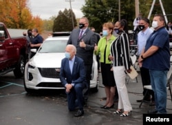 Joe Biden, calon presiden dari Partai Demokrat, berfoto bersama dengan para pendukungnya saat kampanye di Toledo, Ohio, Senin, 12 Oktober 2020.