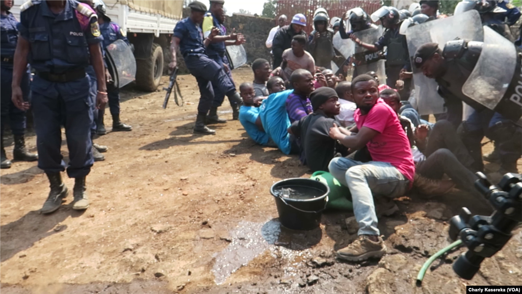 Des manifestants interpellés par la police à Goma, en RDC, le 31 juillet 2017. (VOA/Charly Kasereka)