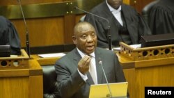 Le président sud-africain Cyril Ramaphosa prononce son discours sur l'état de la nation devant le Parlement, au Cap, en Afrique du Sud, le 7 février 2019. Rodger Bosch/Pool via REUTERS - RC12D1A7A590