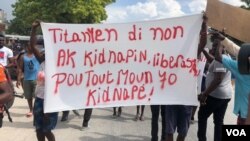 Manifestan nan Titanyen nan komin Kabare pran lari pou mande liberasyon misyone Ameriken gang 400 Mawozo kidnape Samdi pase a. (Foto: Matiado Vilme)