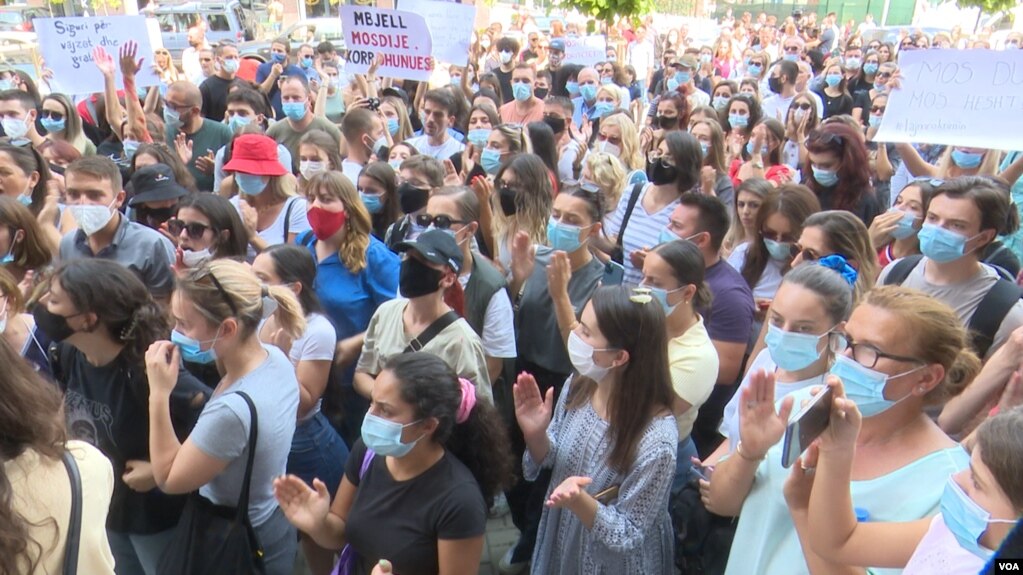 Protestë dhe reagime pas vrasjes së një 18 vjeçareje në qytetin e Ferizajt