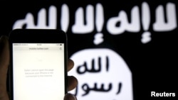 Trang mạng Twitter không tải được và lá cờ của nhóm khủng bố ISIS. Một phụ nữ lên kế hoạch tham gia nhóm Nhà nước Hồi giáo đã bị Singapore bắt giữ vì tư tưởng cực đoan hóa.