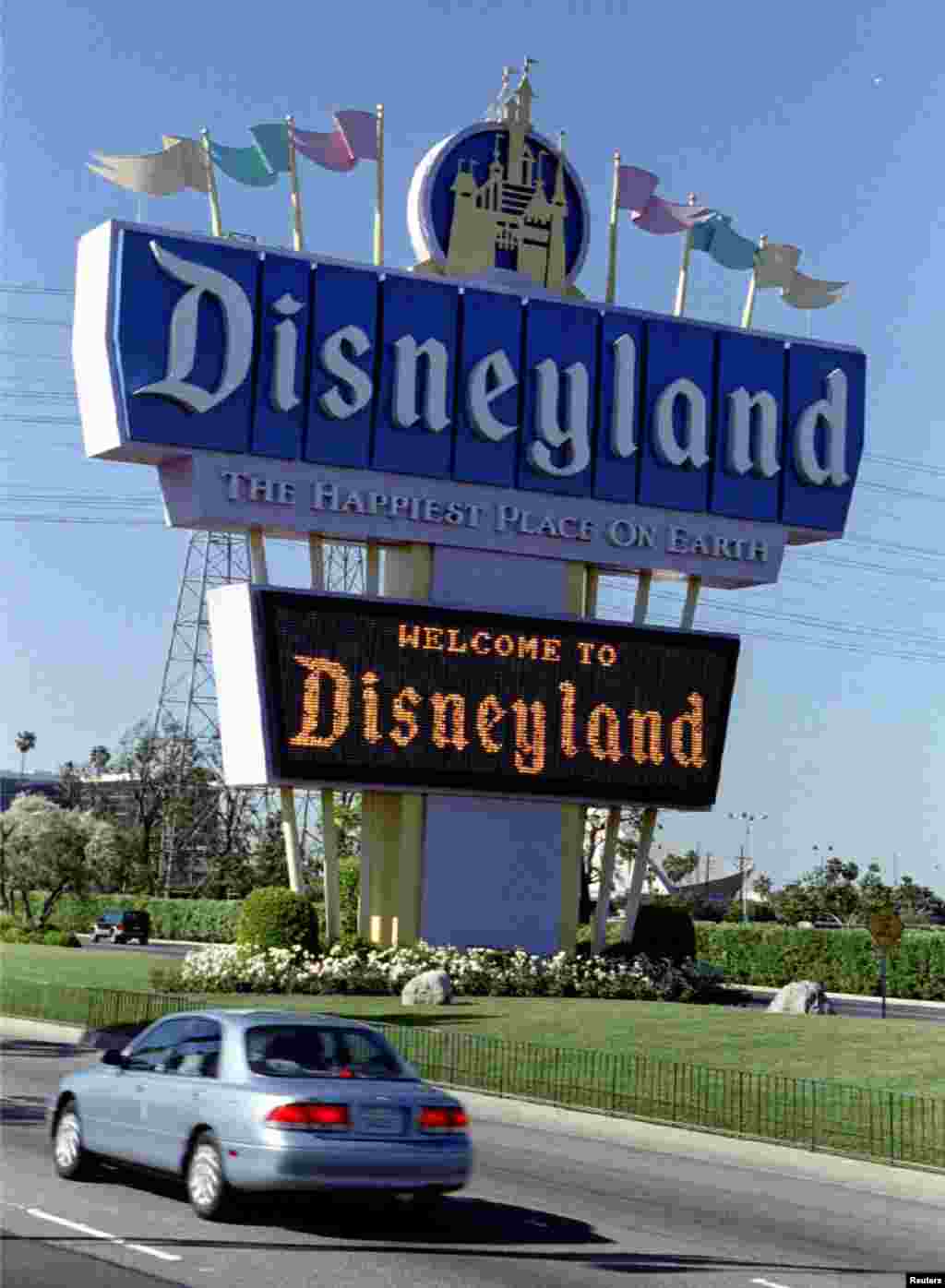 Yon siy nan pòtay antre Disneyland lan ki swete Byenvini ak vizitè nan &nbsp;tèm pak Anaheim a, 22 avril 1995.