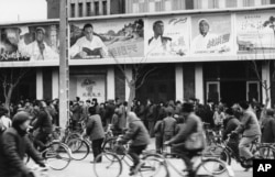 歷史照片：北京上映四部新的宣傳毛澤東路線的彩色故事片《火紅的年代》、《艷陽天》、《青松嶺》和《戰洪圖》，人們在北京排隊買電影票。 (1974年2月4日)
