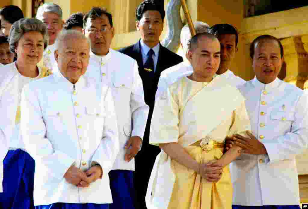 រូបឯកសារ៖ ពីឆ្វេងទៅស្តាំ៖ សម្តេចមហាក្សត្រិយ៍នរោត្តម មុនីនាថសីហនុ ព្រះបរមរតនកោដ្ឋ ព្រះបាទនរោត្តម សីហមុនី និង សម្ដេចក្រុមព្រះនរោត្តម រណឫទ្ធិ ក្នុងថ្ងៃដំបូងនៃព្រះរាជពិធីយាងគ្រងរាជ្យរបស់ព្រះបាទនរោត្តម សីហមុនីនៅព្រះបរមរាជវាំងកាលពីថ្ងៃទី២៩ ខែតុលា ឆ្នាំ២០០៤។ (AP)