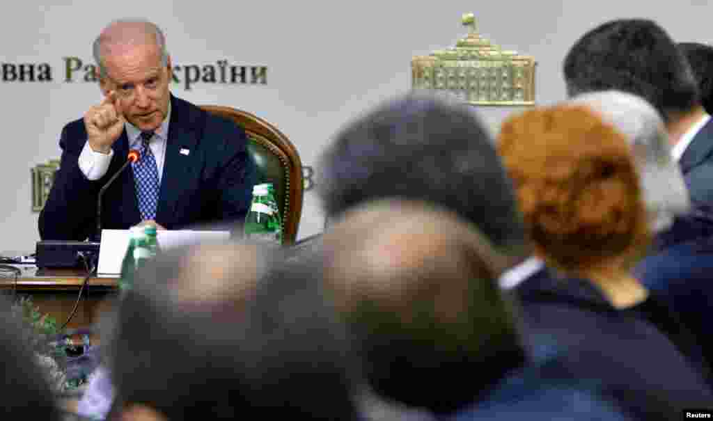 U.S. Vice President Joe Biden addresses members of the Ukrainian parliament saying that the United States is ready to help Ukraine&#39;s economy, but warned that they must fight the &quot;cancer&quot; of endemic corruption, Kyiv, April 22, 2014. &nbsp;