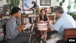 La bloguera cubana, Yoani Sánchez, durante su entrevista con la Voz de América en su apartamento en La Habana. (Jerome Socolovsky, VOA).