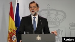 Spain's Prime Minister Mariano Rajoy delivers a statement after an extraordinary cabinet meeting at the Moncloa Palace in Madrid, Oct. 27, 2017.