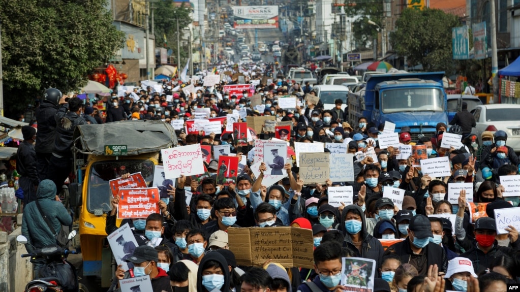 Biểu tình chống đảo chính quân sự tại Miến Điện tại Shan state, gần biên giới Miến - Trung, 8 tháng Hai, 2021. (Photo by STR / AFP)