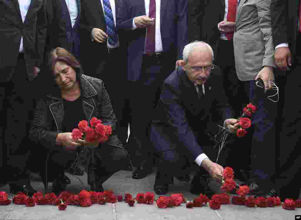 ترکی میں ریپبلکن پیپلز بارٹی کے سربراہ کمال دھماکے میں ہلاک ہونے والوں کو عقیدت کے پھول پیش کر رہے ہیں۔