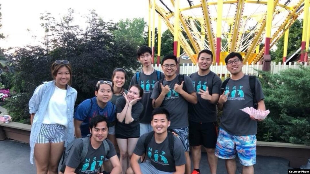 Cyberskin vagina va eshak Yostigini almashtirayotgan qizning yashirin kamera pornosi