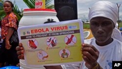 14일 라이베리아 몬로비아에서 한 여성이 에볼라 감염 예방을 홍보하는 팜플렛을 들고 있다.