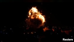اسرائیلی طیاروں کے حملے کے بعد غزہ میں حماس کے ٹیلی وژن سے آگ کے شعلے بلند ہو رہے ہیں۔ 12 نومبر 2018