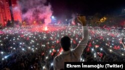 Ekrem Imamoglu merayakan kemenangan bersama ribuan pendukungnya di Istanbul, Turki.
