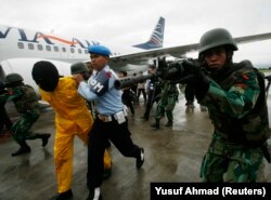TNI AU menangkap seorang teroris tiruan dalam latihan anti-teror di bandara Sultan Hasanuddin di Makassar, 31 Desember 2008. (Foto: REUTERS/Yusuf Ahmad)