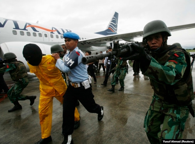 TNI AU menangkap seorang teroris tiruan dalam latihan anti-teror di bandara Sultan Hasanuddin di Makassar, 31 Desember 2008. (Foto: REUTERS/Yusuf Ahmad)