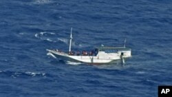 Foto yang dirilis oleh Tim SAR Indonesia, memperlihgatkan gambar sebuah perahu kayu yang diperkirakan mengangkut sedikitnya 180 pencari suaka ke Australia terombang ambing di perairan sekitar Christmas Island, Australia, 4 Juli lalu (Foto: dok).