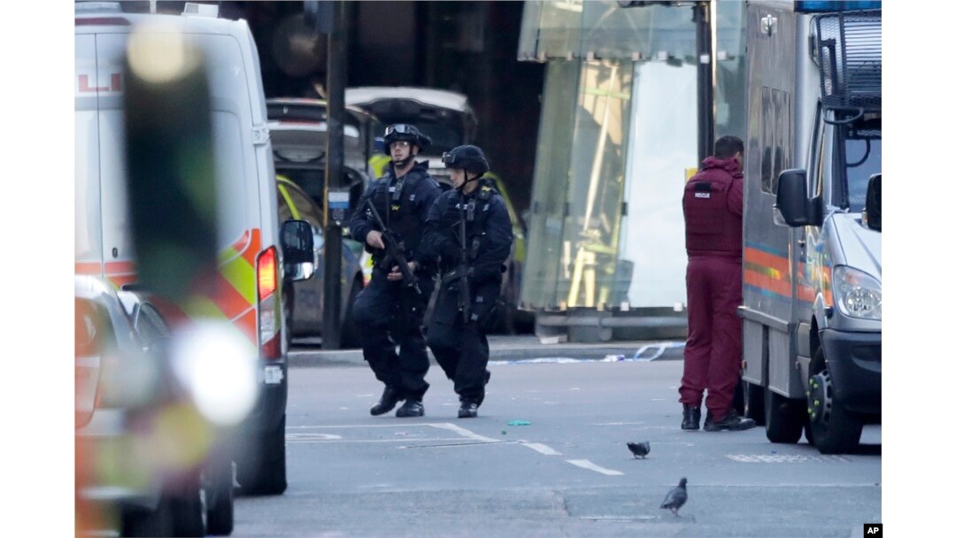 Naoružani britanski policajci na mestu napada