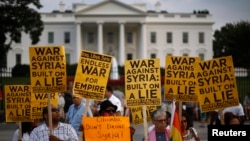 Para aktivis anti perang melakukan demonstrasi menolak intervensi militer terhadap Suriah di depan Gedung Putih, Washington, DC (29/8). 