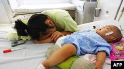 Bayi usia 9 bulan, Dao Xuan, menderita penyakit kaki, tangan, dan mulut, dirawat di sebuah rumah sakit di Vietnam selatan.