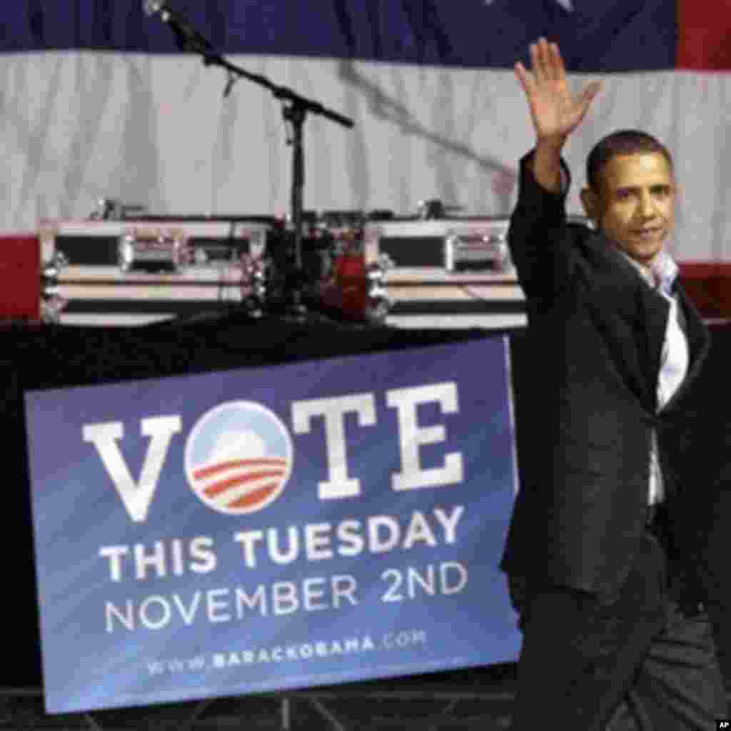 Shugaba Barack Obama ranar asabar 30 Oktoba yana kyamfe wa 'yan jam'iyyarsa ta Democrat a Chicago, Jihar Illinois.