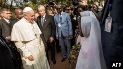 Paus Fransiskus saat mengunjungi Masjid Besar di Bangui untuk bertemu dengan komunitas Muslim di Republik Afrika Tengah, Senin (30/11).