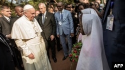 Pope Francis (L) arrives at the Central Mosque in the PK5 neighborhood to meet with members of the Muslim community in Bangui, Nov. 30, 2015.. 