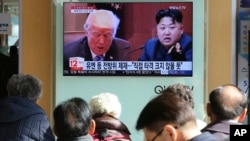 도널드 트럼프 미국 대통령이 북한을 테러지원국으로 재지정한 다음날인 지난달 21일 한국 서울역에서 시민들이 관련 TV뉴스를 시청하고 있다. 