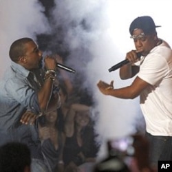 Singers Jay-Z (R) and Kanye West perform at the 2011 MTV Video Music Awards in Los Angeles, August 28, 2011.
