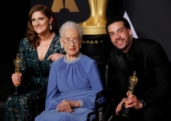 FILE PHOTO: 89th Academy Awards - Oscars Backstage - Hollywood, California, U.S. - 26/02/17 – Presenter Katherine Johnson with Best Feature Documentary winners Ezra Edelman and Caroline Waterlow for O.J: Made in America. REUTERS/Lucas Jackson/File Photo -
