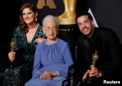 FILE PHOTO: 89th Academy Awards - Oscars Backstage - Hollywood, California, U.S. - 26/02/17 – Presenter Katherine Johnson with Best Feature Documentary winners Ezra Edelman and Caroline Waterlow for O.J: Made in America. REUTERS/Lucas Jackson/File Photo -